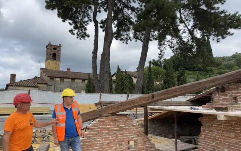 Proseguono i lavori all’ex scuola di Montemagno: il vecchio tetto in fase di demolizione