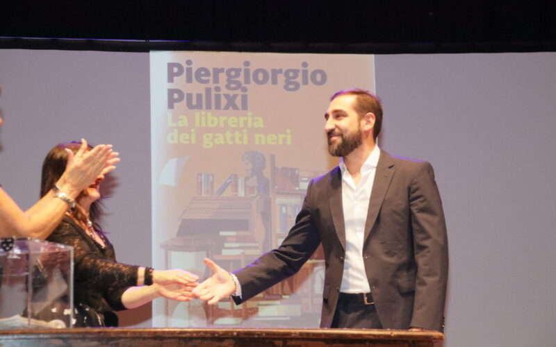 GialloCamaiore, vince Piergiorgio Pulixi con “La libreria dei gatti neri”