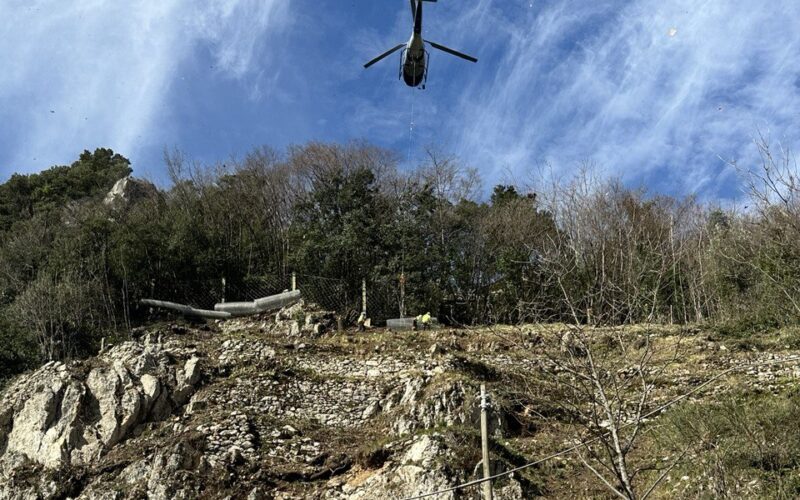 Casoli, continuano i lavori alla frana: l’elicottero porta la rete sul versante