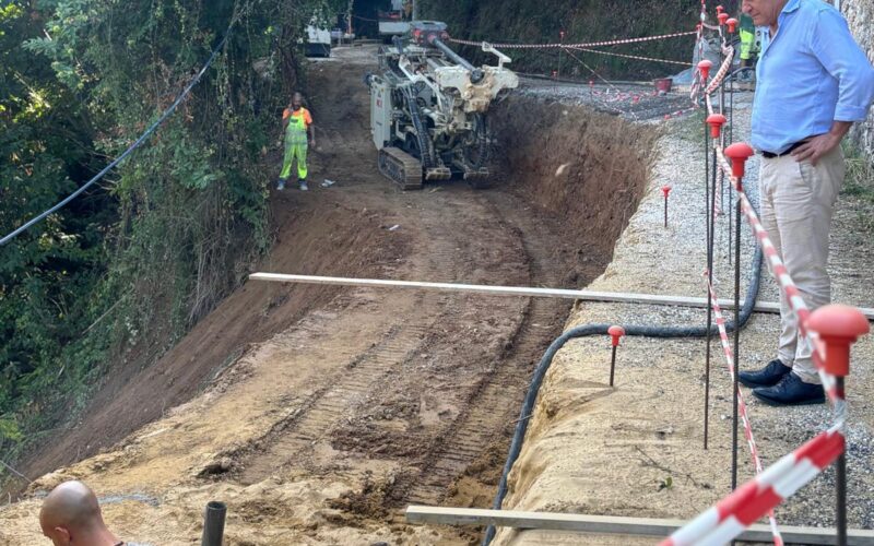 Via ai lavori per il ripristino della frana su via Monte Moneta